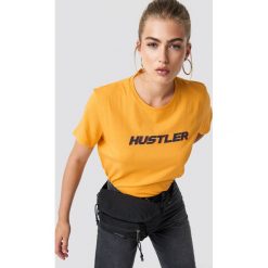 NA-KD T-shirt oversize Hustler - Yellow. Żółte t-shirty damskie NA-KD, z nadrukiem, z bawełny, z okrągłym kołnierzem. Za 52,95 zł.