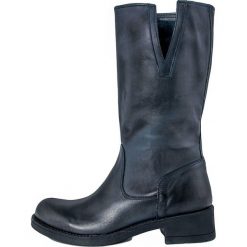Skórzane kozaki "Liscio" w kolorze granatowym. Niebieskie kozaki damskie Bluetag, Gusto, bez obcasa, bez zapięcia. W wyprzedaży za 351,95 zł.