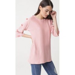 Różowy Sweter Fireside. Różowe swetry damskie Born2be, s, z aplikacjami, z dzianiny, klasyczne, bez rękawów, bez kaptura. Za 109,99 zł.