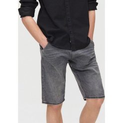 Jeansowe szorty typu jogger - Jasny szary. Szare spodenki i szorty męskie Cropp, m, bez wzorów, z jeansu. Za 119,99 zł.