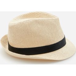 Pleciony kapelusz trilby - Beżowy. Brązowe kapelusze męskie Reserved, bez wzorów. W wyprzedaży za 29,99 zł.