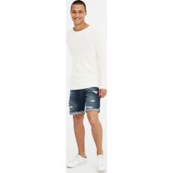 Denimowe bermudy z przetarciami. Szare bermudy męskie Pull&Bear, z jeansu. Za 49,90 zł.