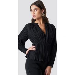 NA-KD Party Pleated V-Neck Balloon Sleeve Top - Black. Czarne topy damskie marki NA-KD Party, bez wzorów, z dekoltem na plecach. Za 161,95 zł.