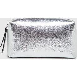 Calvin Klein - Torebka. Szare torebki klasyczne damskie Calvin Klein, w paski, ze skóry ekologicznej, casualowe, na ramię, małe, bez dodatków. W wyprzedaży za 319,90 zł.