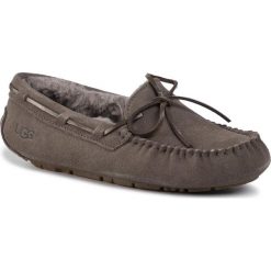 Kapcie UGG - W Dakota 1106877 Mle. Szare klapki damskie Ugg, bez wzorów, z wełny, bez obcasa. W wyprzedaży za 319,00 zł.