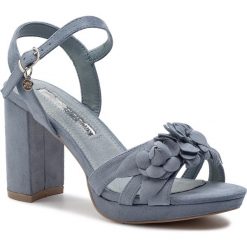 Sandały XTI - 35044 Jeans. Niebieskie klapki damskie Xti, bez wzorów, z jeansu, bez obcasa, na obcasie. W wyprzedaży za 149,00 zł.