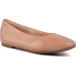 Baleriny CLARKS - Chia Violet 261465404 Praline Leather. Brązowe baleriny damskie Clarks, bez wzorów, ze skóry ekologicznej, bez obcasa. W wyprzedaży za 189,00 zł.