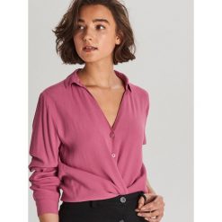 Koszula z dekoltem V neck - Fioletowy. Fioletowe koszule damskie Cropp, s, bez wzorów, bez kołnierzyka, bez rękawów. W wyprzedaży za 29,99 zł.