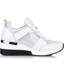 Sneakersy białe perłowe. Białe sneakersy damskie Arturo Vicci. Za 319,00 zł.