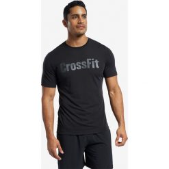 Reebok CrossFit® Read Koszulka Czarny. Czarne podkoszulki męskie Reebok, l, z nadrukiem, z poliesteru, bez kołnierzyka, z krótkim rękawem, krótkie. Za 111,95 zł.