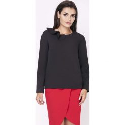 Czarna Elegancka Bluzka Wizytowa z Falbanką przy Dekolcie. Czarne bluzki wizytowe marki Molly.pl, l, eleganckie, z falbankami. W wyprzedaży za 106,86 zł.