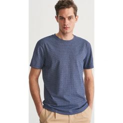 T-shirt z mikrowzorem - Granatowy. Niebieskie t-shirty męskie marki Reserved, s, bez wzorów, bez kołnierzyka. Za 49,99 zł.