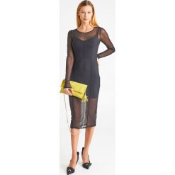 SUKIENKA patrizia pepe. Czarne sukienki damskie Patrizia Pepe, na imprezę, xs, bez wzorów, eleganckie, z włoskim kołnierzykiem, z długim rękawem, długie, midi, dopasowane. Za 1389,00 zł.