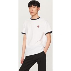 T-shirt z aplikacją - Biały. Białe t-shirty damskie Reserved, s, z aplikacjami, bez kołnierzyka. Za 29,99 zł.