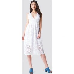 NA-KD Boho Koronkowa sukienka z głębokim dekoltem V - White. Białe sukienki damskie marki NA-KD Boho, bez wzorów, z bawełny, boho, bez kołnierzyka, bez rękawów. W wyprzedaży za 97,18 zł.