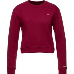 Bluza Calvin Klein Jeans Boxy J20J212500. Czerwone bluzy damskie Calvin Klein Jeans, m, bez wzorów, z bawełny, bez rękawów, bez kaptura. W wyprzedaży za 239,00 zł.