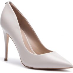 Szpilki GUESS - Okley6 FL7OK6 LEA08 WITHE. Brązowe półbuty damskie Guess, z aplikacjami, ze skóry ekologicznej, bez obcasa, na obcasie, bez zapięcia. Za 669,00 zł.