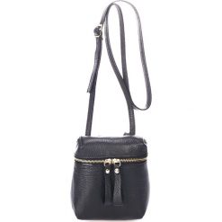Skórzana torebka w kolorze czarnym - 17 x 17 x 8 cm. Czarne torebki klasyczne damskie marki Black Bags, w paski, ze skóry. W wyprzedaży za 151,95 zł.