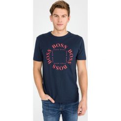BOSS Koszulka Niebieski. Niebieskie podkoszulki męskie Boss, s, z nadrukiem, z bawełny, bez kołnierzyka, krótkie. Za 223,95 zł.