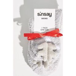 Pluszowe skarpetki świąteczne - Jasny szar. Szare skarpetki damskie Sinsay. Za 14,99 zł.