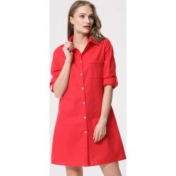 Czerwona, trapezowa szmizjerka mini. Czerwone sukienki damskie Born2be, na lato, s, bez wzorów, z bawełny, eleganckie, z klasycznym kołnierzykiem, z długim rękawem, długie, mini, sportowe. Za 119,99 zł.