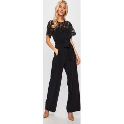 Guess Jeans - Kombinezon. Czarne kombinezony damskie Guess Jeans, na co dzień, z aplikacjami, z elastanu, casualowe, z okrągłym kołnierzem, z długim rękawem, długie. W wyprzedaży za 429,90 zł.