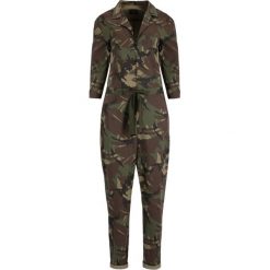 Kombinezon Guess W9BD20 WCVA0. Zielone kombinezony damskie Guess, m, z aplikacjami, z elastanu, bez kołnierzyka, bez rękawów. W wyprzedaży za 359,00 zł.