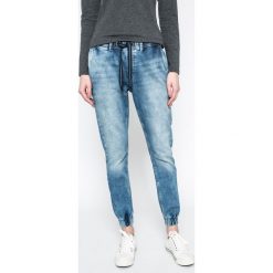 Pepe Jeans - Jeansy Cosie. Niebieskie jeansy damskie rurki marki Pepe Jeans, z elastanu. W wyprzedaży za 199,90 zł.