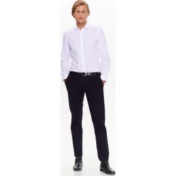 SPODNIE MĘSKIE TYPU CHINO Z GŁADKIEJ TKANINY. Szare chinosy męskie marki Top Secret, na zimę, m, z tkaniny. W wyprzedaży za 39,99 zł.