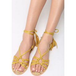Żółte Sandały Petite Fleur. Żółte sandały damskie vices, na płaskiej podeszwie. Za 74,99 zł.
