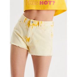 Jeansowe szorty tie dye - Żółty. Żółte szorty damskie Cropp, bez wzorów, z jeansu. Za 99,99 zł.