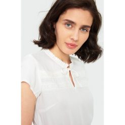 Bluzka z riuszką. Bluzki damskie Greenpoint, bez wzorów, z wiskozy, bez kołnierzyka, bez rękawów. Za 69,99 zł.
