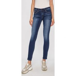 Tommy Jeans - Jeansy. Niebieskie jeansy damskie Tommy Jeans, z aplikacjami, z elastanu, z obniżonym stanem. W wyprzedaży za 269,90 zł.