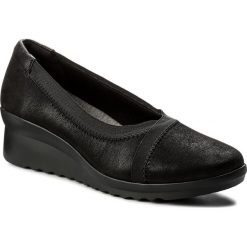 Półbuty CLARKS - Caddell Dash 261305134 Black Synthetic. Czarne półbuty damskie na koturnie Clarks, z materiału. W wyprzedaży za 169,00 zł.