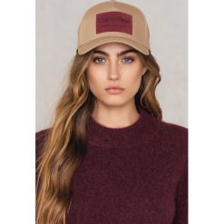 Czapki damskie: Calvin Klein Czapka z daszkiem CK Jeans - Beige