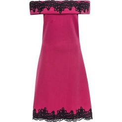 Sukienka z koronką bonprix jeżynowo-czarny. Fioletowe sukienki damskie bonprix, w koronkowe wzory, z koronki, bez kołnierzyka, bez rękawów. Za 149,99 zł.