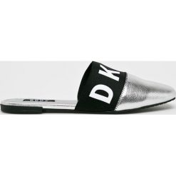 Dkny - Klapki. Szare klapki damskie DKNY, bez wzorów, ze skóry, bez obcasa. Za 469,90 zł.