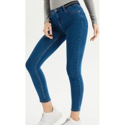 Jeansy skinny ze średnim stanem - Niebieski. Niebieskie spodnie z wysokim stanem Sinsay, z jeansu. Za 39,99 zł.