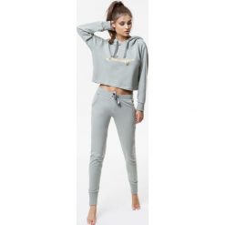 Cardio Bunny - Bluza Lipgloss. Zielone bluzy damskie Cardio Bunny, s, z nadrukiem, z elastanu, bez rękawów, z kapturem. W wyprzedaży za 159,90 zł.