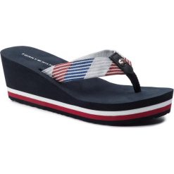 Japonki TOMMY HILFIGER - Glitter Webbing Mid Beach Sandal FW0FW04244 Rwb 020. Niebieskie klapki damskie TOMMY HILFIGER, bez wzorów, ze skóry, bez obcasa, na obcasie. W wyprzedaży za 139,00 zł.