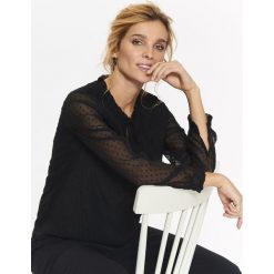 Damska bluzka z fantazyjnej tkaniny z wiązaniem pod szyją. Czarne bluzki damskie Top Secret, bez wzorów, z tkaniny, eleganckie, z koszulowym kołnierzykiem, z długim rękawem. W wyprzedaży za 89,99 zł.