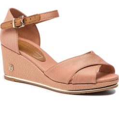 Espadryle TOMMY HILFIGER - Feminine Mid Wedge Sandal Basic FW0FW04077 Silky Nude 297. Pomarańczowe espadryle damskie TOMMY HILFIGER, bez wzorów, ze skóry, bez obcasa, na obcasie. W wyprzedaży za 279,00 zł.