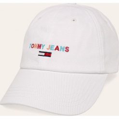 Tommy Jeans - Czapka. Białe czapki damskie Tommy Jeans, z haftami, z bawełny. W wyprzedaży za 129,90 zł.