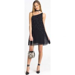 SUKIENKA Patrizia Pepe. Czarne sukienki damskie Patrizia Pepe, na co dzień, bez wzorów, z materiału, z włoskim kołnierzykiem, bez rękawów, mini, asymetryczne. Za 902,30 zł.