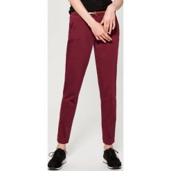 Spodnie Chino z paskiem - Bordowy. Czerwone chinosy damskie marki Mohito. Za 89,99 zł.