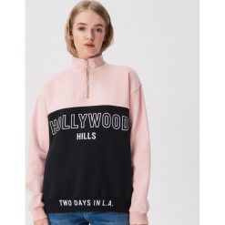 Bluza z napisem Hollywood Hills - Różowy. Różowe bluzy damskie Sinsay, s, z napisami, bez rękawów, bez kaptura. W wyprzedaży za 29,99 zł.