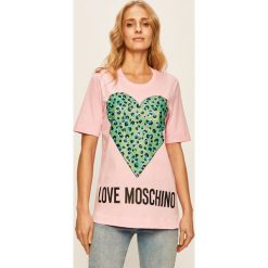 Love Moschino - T-shirt. Różowe bluzki damskie Love Moschino, m, z nadrukiem, z elastanu, casualowe, z okrągłym kołnierzem, z krótkim rękawem. W wyprzedaży za 299,90 zł.