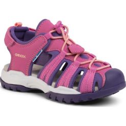 Sandały GEOX - J Borealis G. B J020WB 05015 C8370 S Fuchsia/Violet. Różowe sandały dziewczęce Geox, ze skóry ekologicznej, bez zapięcia. Za 279,00 zł.