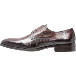 Brett & Sons MILTON Oksfordki mozambic testa di moro. Pomarańczowe buty wizytowe męskie marki Brett & Sons, ze skóry, na sznurówki. W wyprzedaży za 471,75 zł.