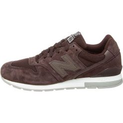Sneakersy w kolorze brązowym. Pomarańczowe sneakersy męskie New Balance, na sznurówki. W wyprzedaży za 259,95 zł.